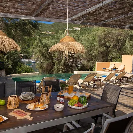 Amoudia - Luxury Right On The With Private Pool 빌라