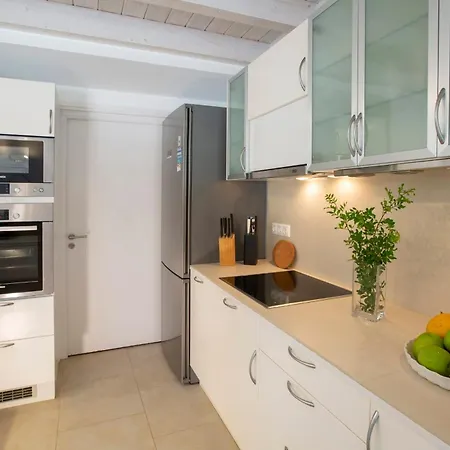 Amoudia - Luxury Right On The With Private Pool 빌라