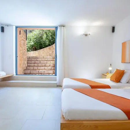 Amoudia - Luxury Right On The With Private Pool 빌라
