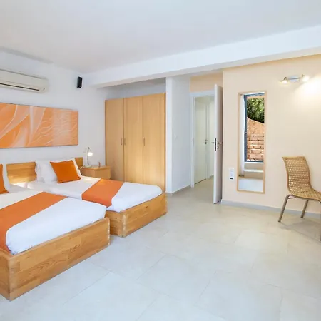 Amoudia - Luxury Right On The With Private Pool 빌라